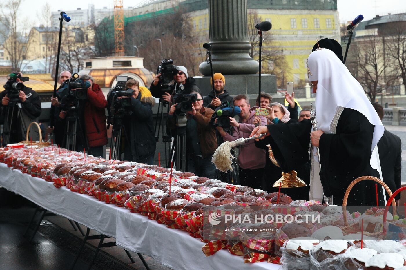 Патриаршее служение и освящение куличей в храме Христа Спасителя