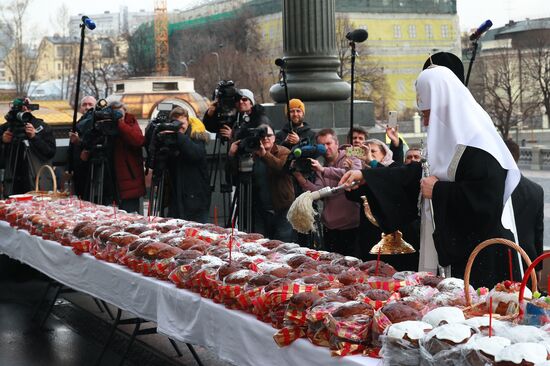 Патриаршее служение и освящение куличей в храме Христа Спасителя