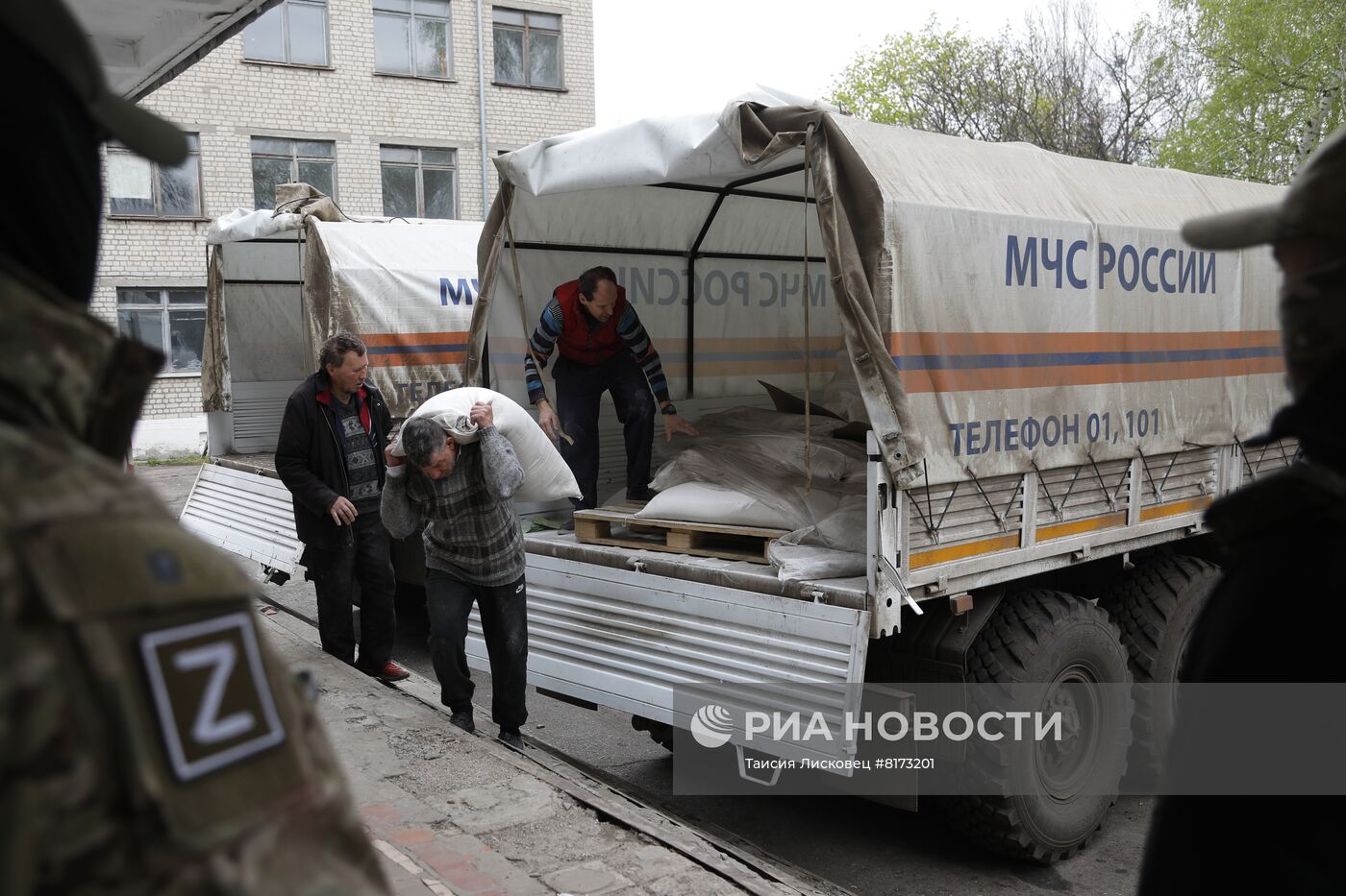 Доставка и разгрузка гуманитарной помощи в Харьковской области