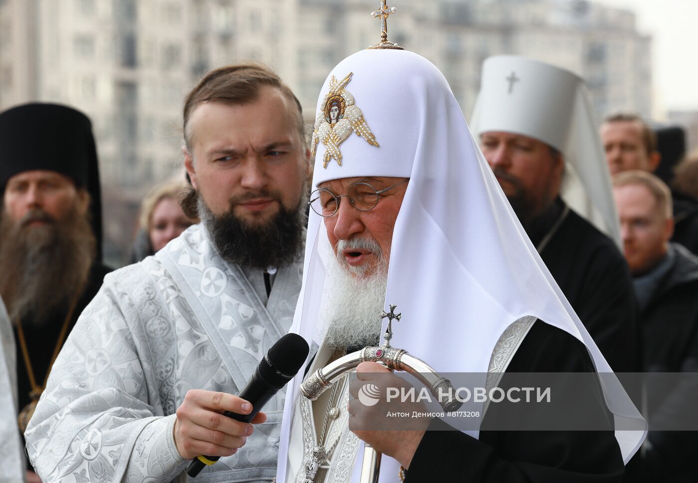 Патриаршее служение и освящение куличей в храме Христа Спасителя