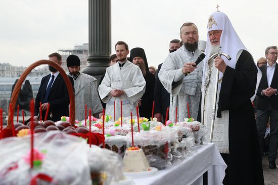 Патриаршее служение и освящение куличей в храме Христа Спасителя