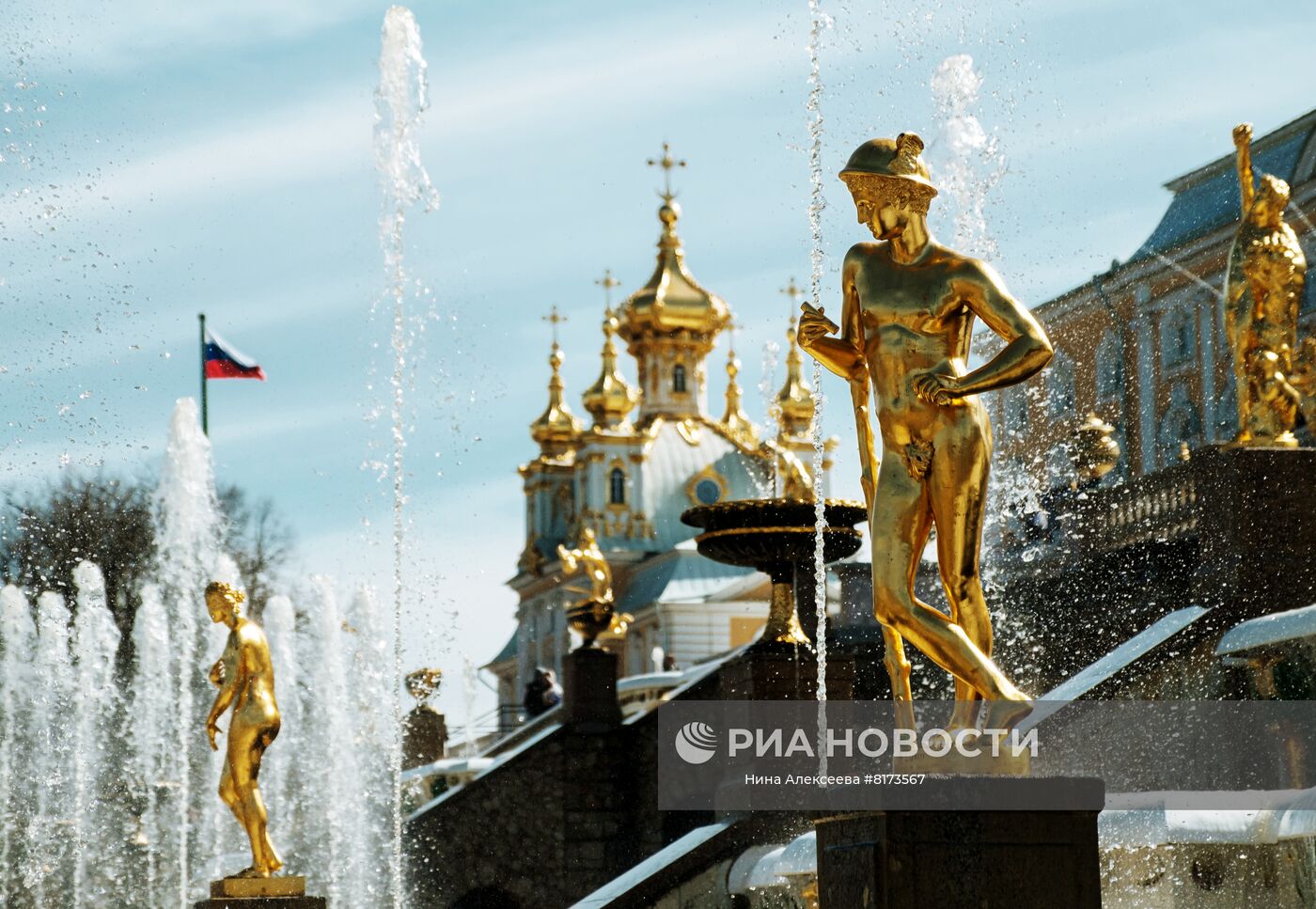 В Петергофе открылся сезон фонтанов