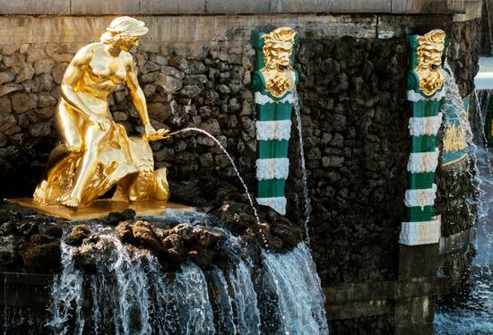 В Петергофе открылся сезон фонтанов