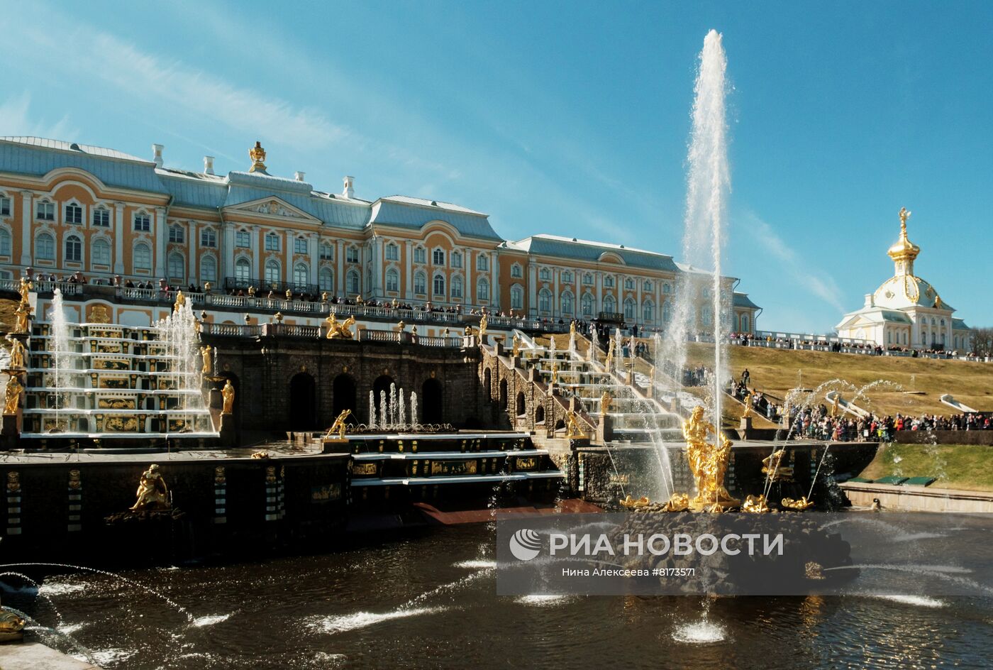 В Петергофе открылся сезон фонтанов