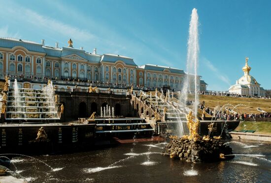В Петергофе открылся сезон фонтанов