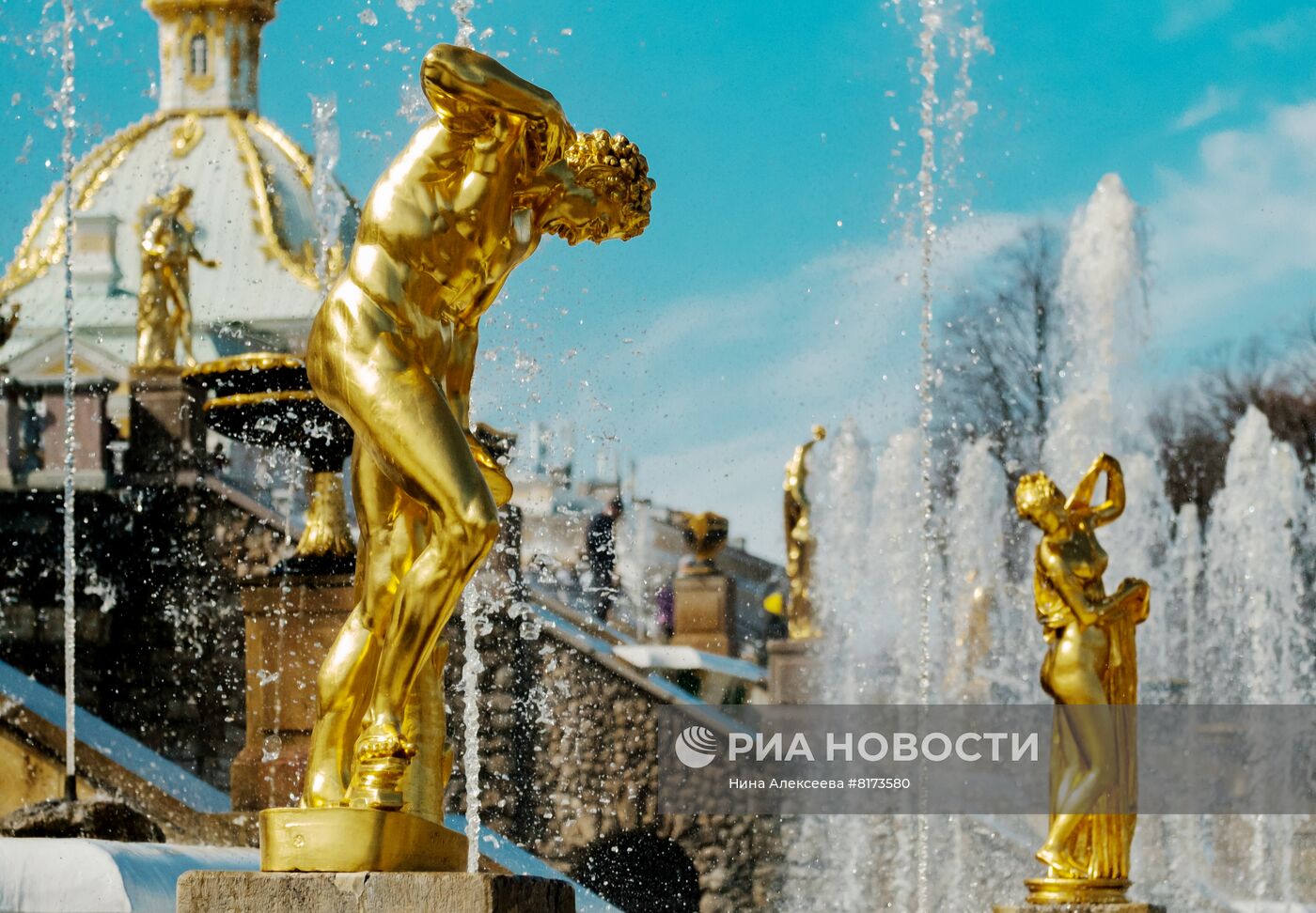 В Петергофе открылся сезон фонтанов