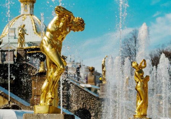 В Петергофе открылся сезон фонтанов