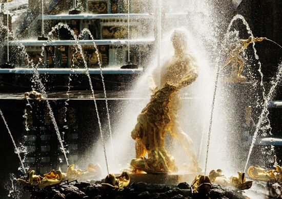 В Петергофе открылся сезон фонтанов