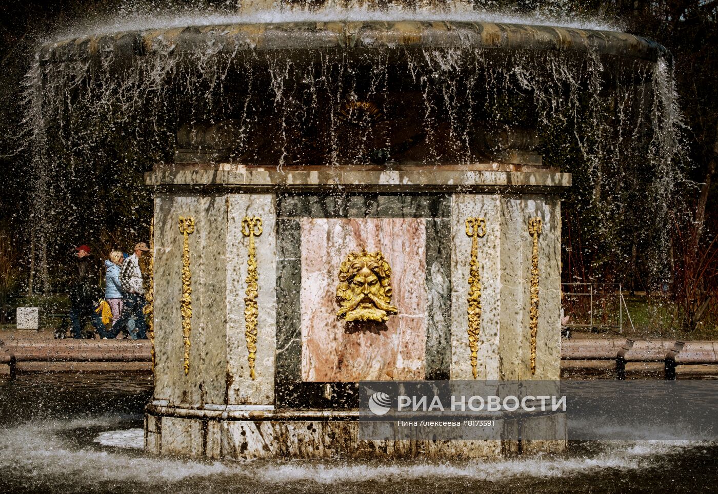 В Петергофе открылся сезон фонтанов