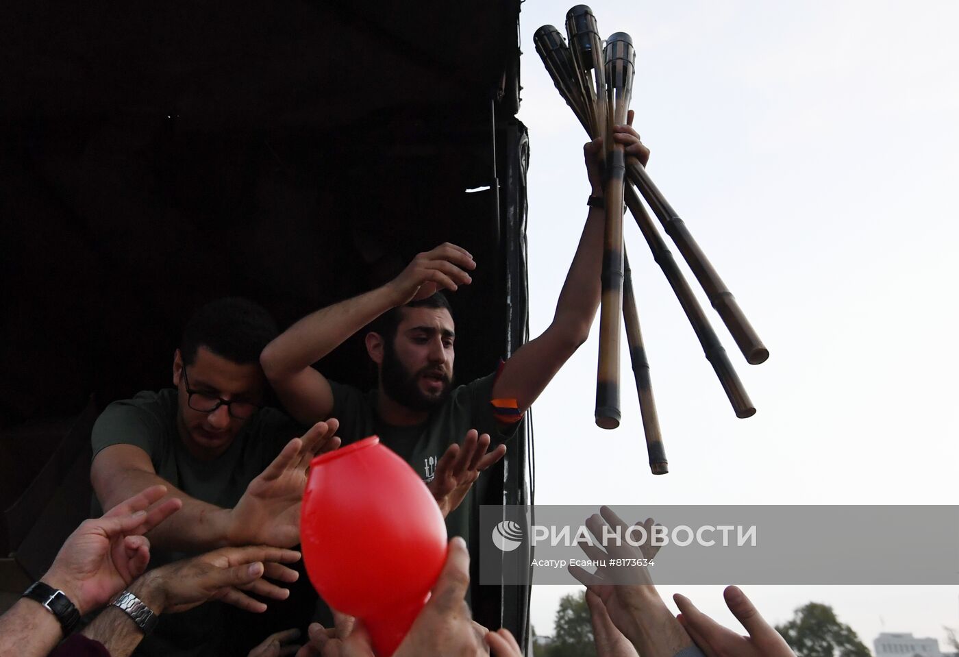 Факельное шествие в Ереване в канун Дня памяти жертв геноцида армян