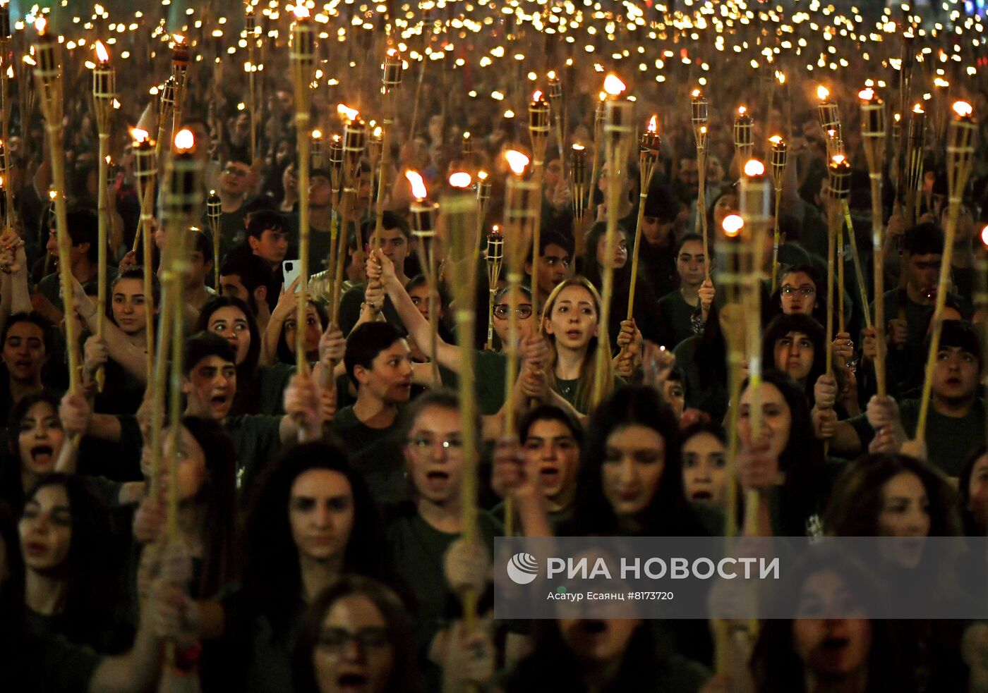 Факельное шествие в Ереване в канун Дня памяти жертв геноцида армян