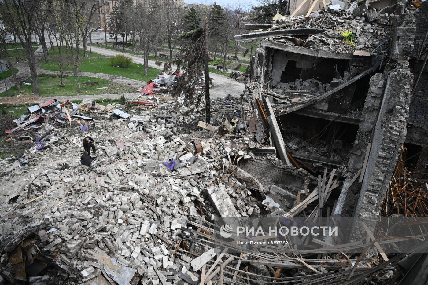 МЧС ДНР разбирает завалы в разрушенном драмтеатре Мариуполя