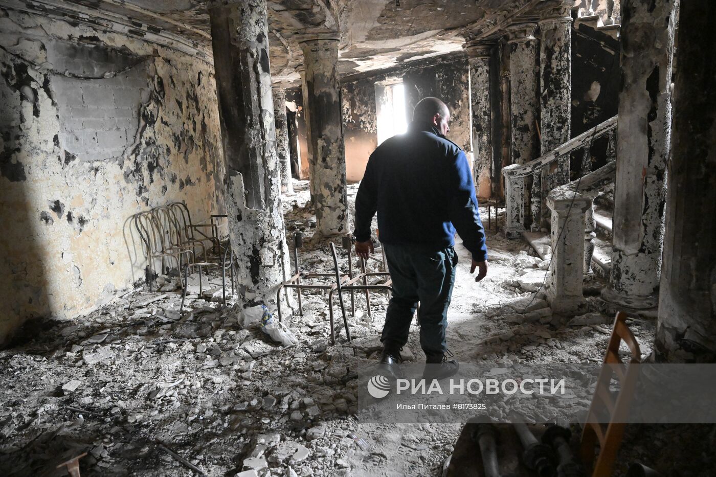 МЧС ДНР разбирает завалы в разрушенном драмтеатре Мариуполя