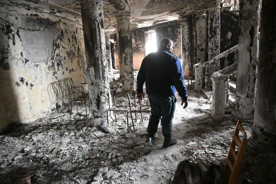 МЧС ДНР разбирает завалы в разрушенном драмтеатре Мариуполя