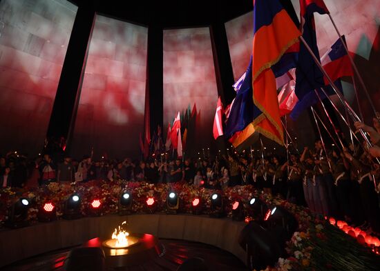 Факельное шествие в Ереване в канун Дня памяти жертв геноцида армян