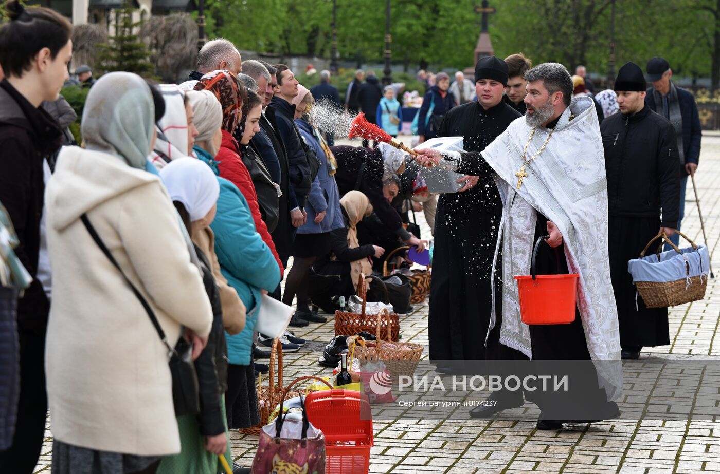 Жители Донецка празднуют Пасху