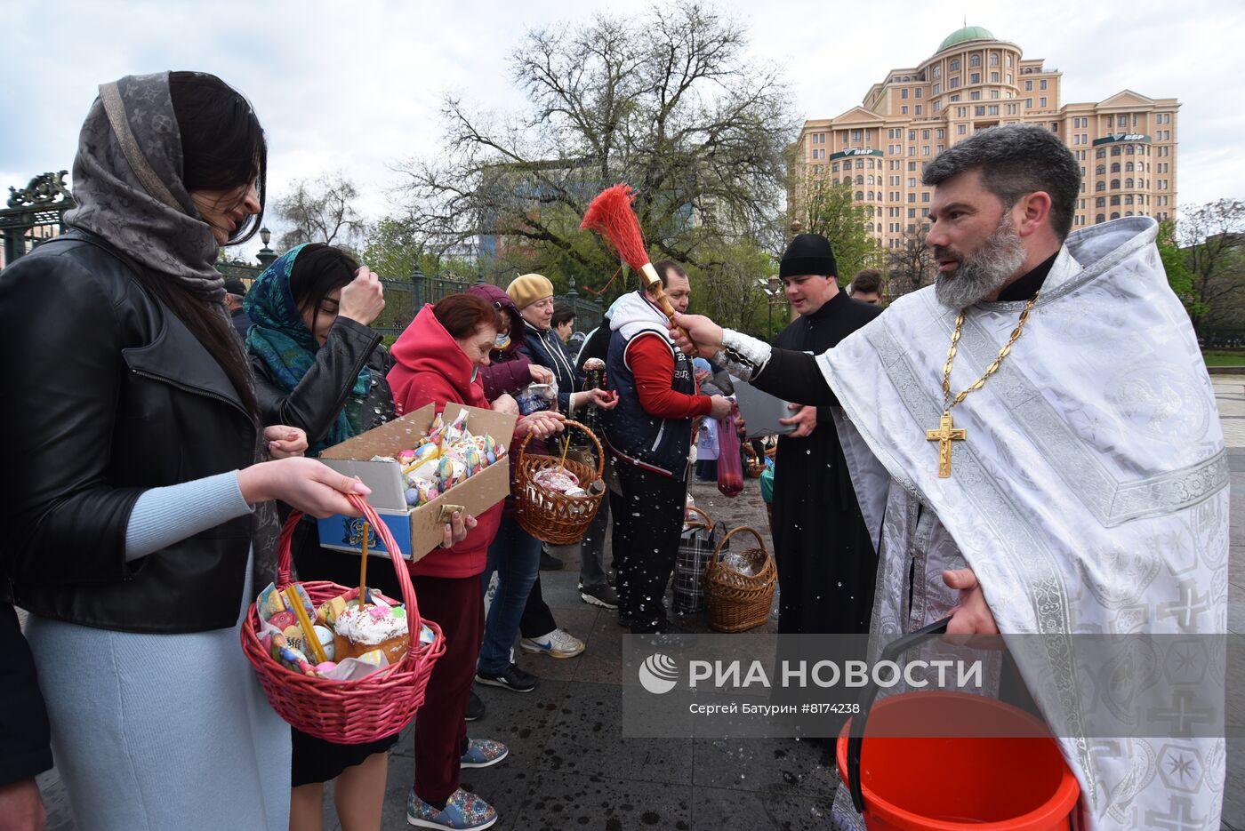 Жители Донецка празднуют Пасху