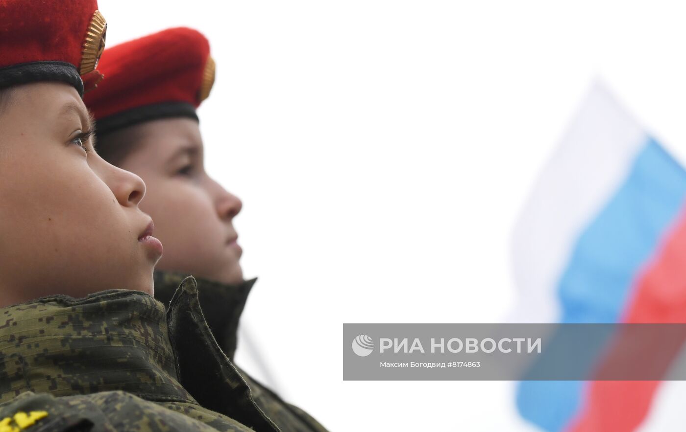 Поднятие государственного флага в российских школах