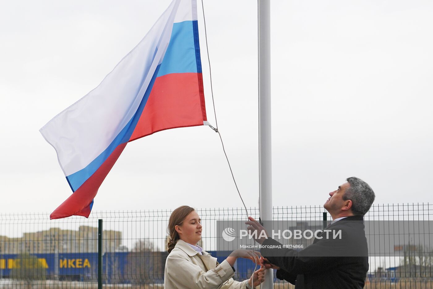 Поднятие государственного флага в российских школах