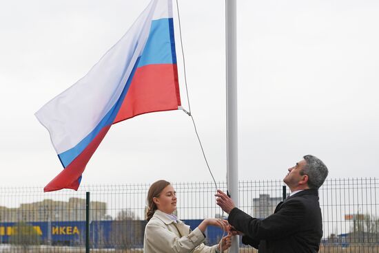 Поднятие государственного флага в российских школах