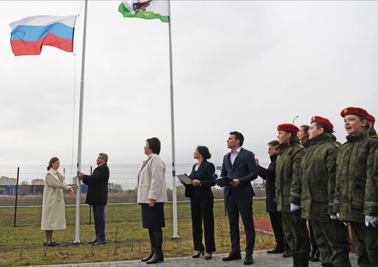 Поднятие государственного флага в российских школах