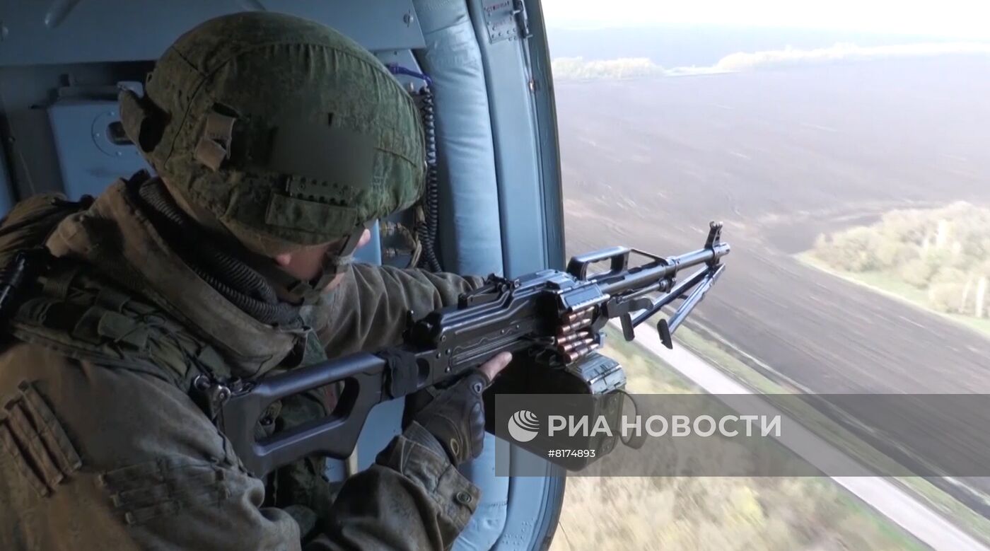 Патрулирование вертолетами Ми-8 колонн российской техники на Украине