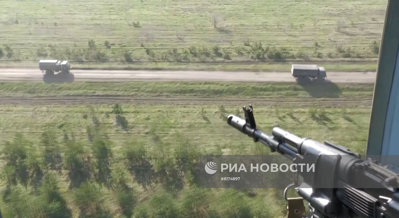 Патрулирование вертолетами Ми-8 колонн российской техники на Украине