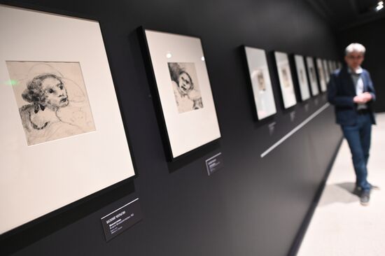 Выставка "Между землей и небом"