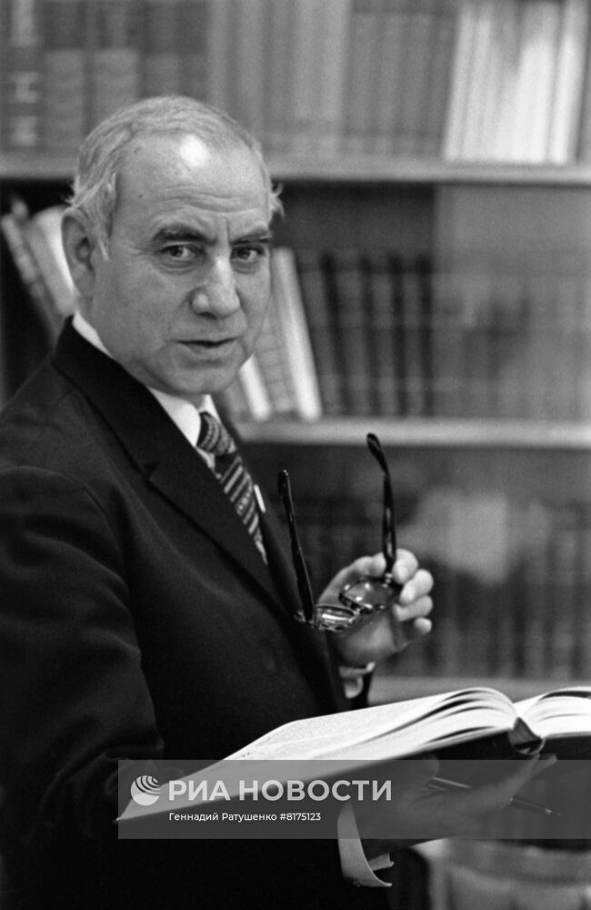 Президент Академии наук Таджикской ССР М.Асимов