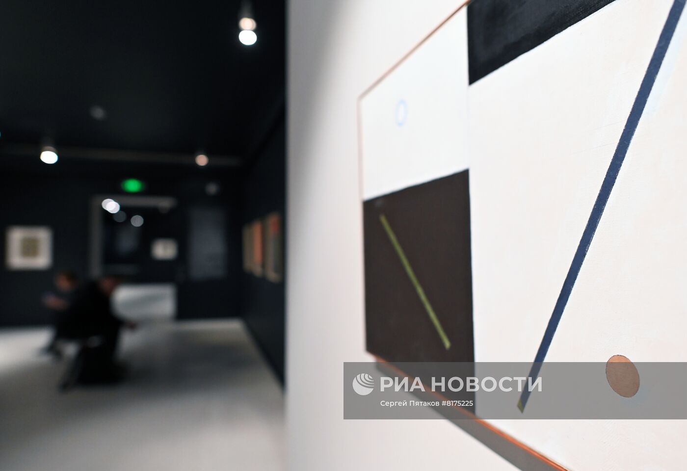 Выставка "Между землей и небом"