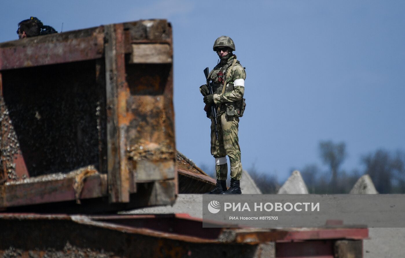 Военнослужащий Росгвардии у гидротехнического сооружения Северо-Крымского канала в Херсонской области. Место: Украина, Херсонская область. Автор: РИА Новости/РИА Новости. Инженерные войска восстанавливают инфраструктуру в Херсонской области
