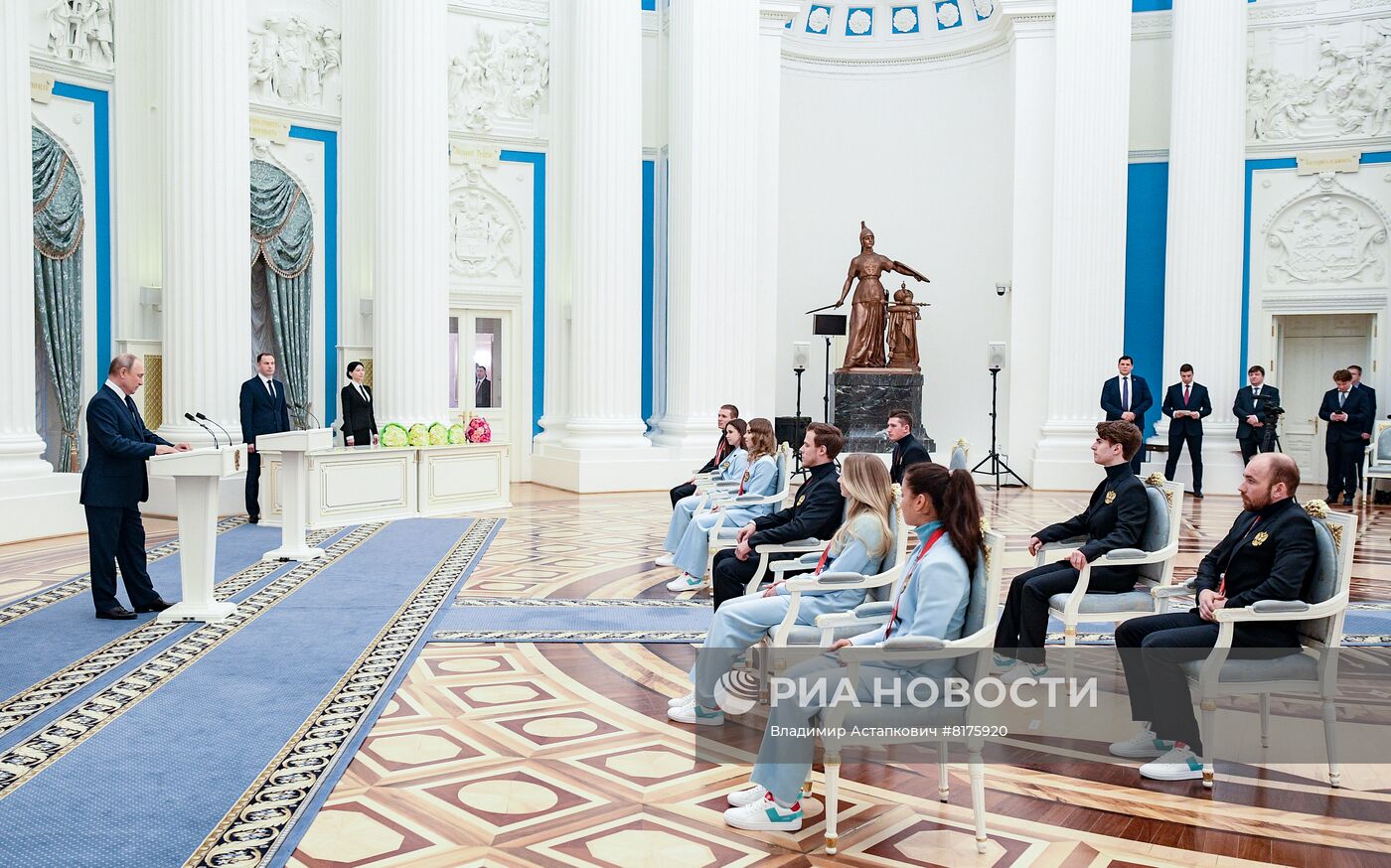 Президент РФ В. Путин вручил государственные награды золотым медалистам XXIV зимних Олимпийских игр 