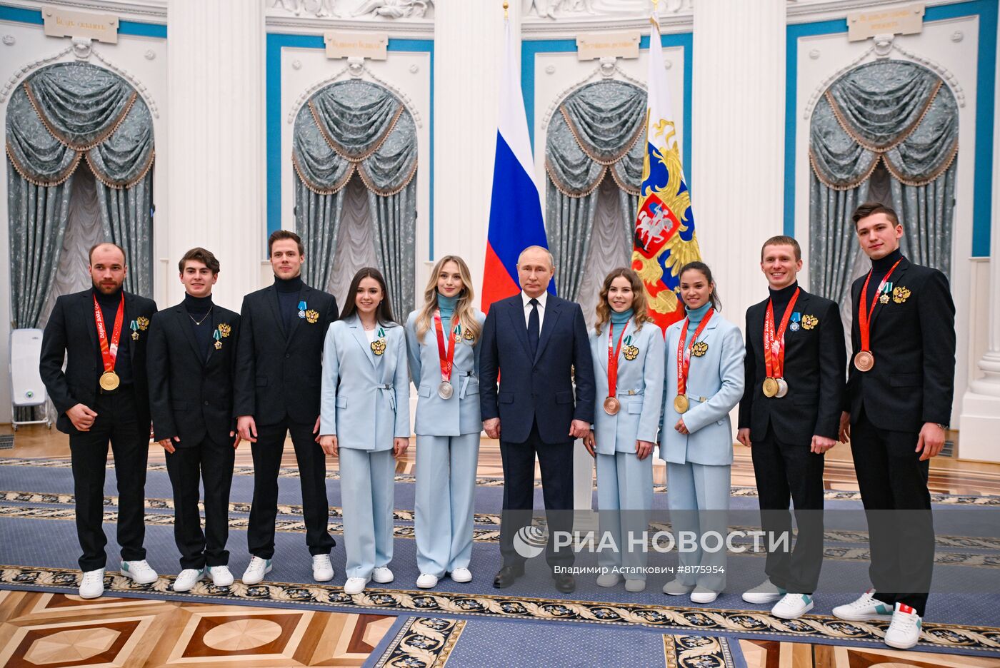 Президент РФ В. Путин вручил государственные награды золотым медалистам XXIV зимних Олимпийских игр 