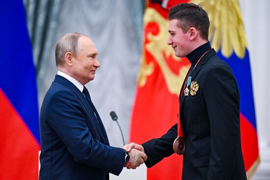 Президент РФ В. Путин вручил государственные награды золотым медалистам XXIV зимних Олимпийских игр 