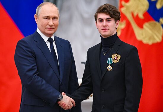 Президент РФ В. Путин вручил государственные награды золотым медалистам XXIV зимних Олимпийских игр 