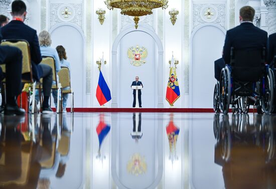 Президент РФ В. Путин встретился с победителями и призёрами XXIV Олимпийских зимних игр и членами паралимпийской команды России