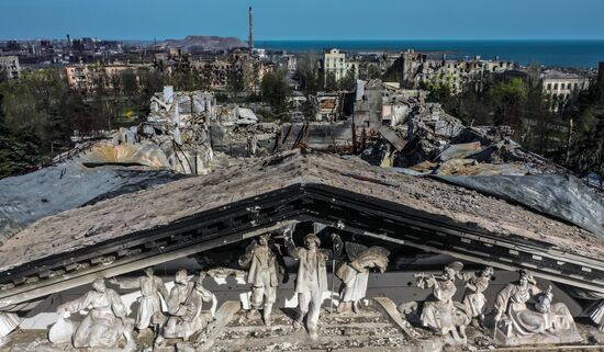 Здание Донецкого академического областного драмтеатра в Мариуполе