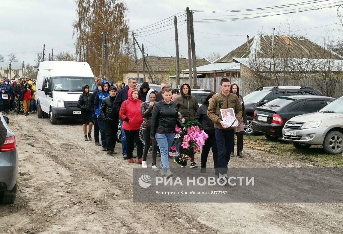 В поселке Вешкайма простились с погибшими при стрельбе в детском саду