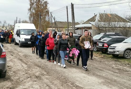 В поселке Вешкайма простились с погибшими при стрельбе в детском саду