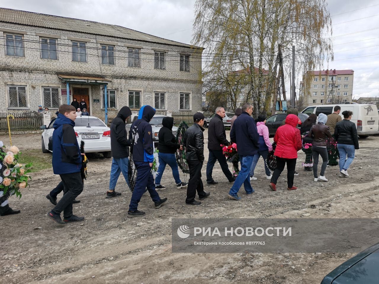 В поселке Вешкайма простились с погибшими при стрельбе в детском саду