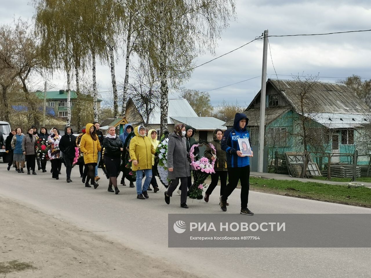 В поселке Вешкайма простились с погибшими при стрельбе в детском саду