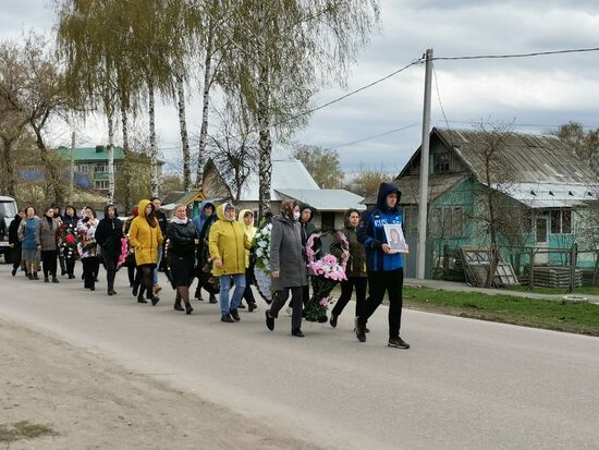 В поселке Вешкайма простились с погибшими при стрельбе в детском саду