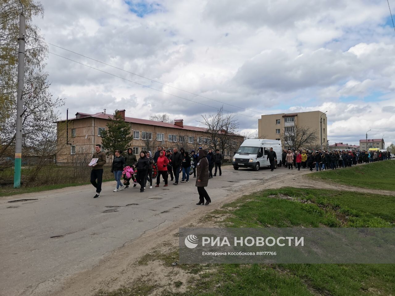 В поселке Вешкайма простились с погибшими при стрельбе в детском саду