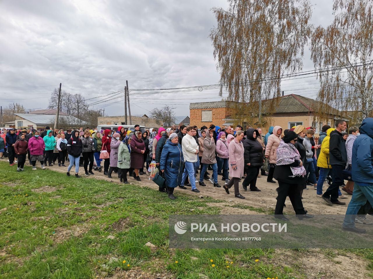 В поселке Вешкайма простились с погибшими при стрельбе в детском саду