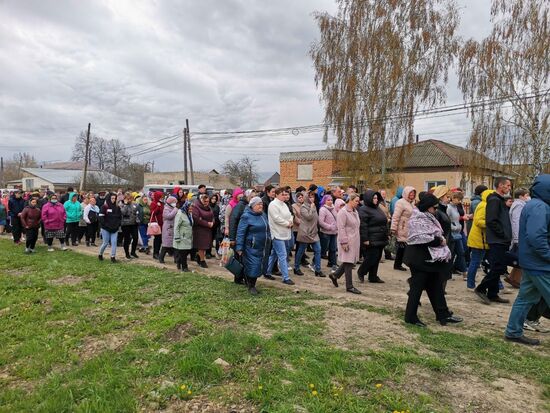 В поселке Вешкайма простились с погибшими при стрельбе в детском саду