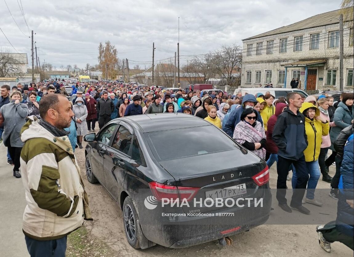 В поселке Вешкайма простились с погибшими при стрельбе в детском саду