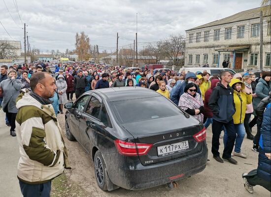 В поселке Вешкайма простились с погибшими при стрельбе в детском саду