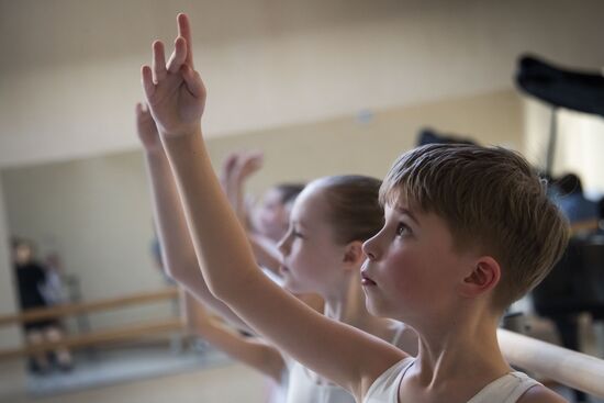 Кот Мостик посетил Академию хореографии в Крыму