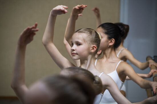 Кот Мостик посетил Академию хореографии в Крыму