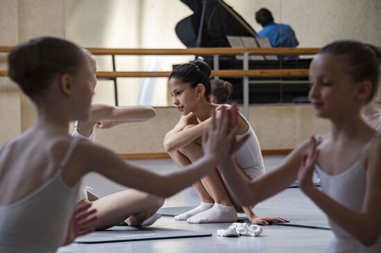 Кот Мостик посетил Академию хореографии в Крыму